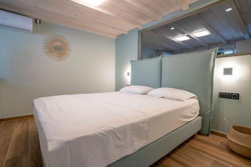カリストスにあるΚadioの部屋にある大きな白いベッドのある寝室