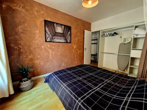 - une chambre avec un lit bleu dans l'établissement Bel appartement cosy entier, wi-fi,5min à pied du métro, 15 minutes au coeur de Paris, à Clichy