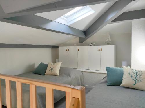 une chambre avec un lit et une lucarne dans l'établissement Appartement Vue d'Or les pieds dans l'eau, à La Londe-les-Maures