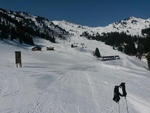 a snow covered slope with a ski lodge on a mountain at Flörl in Zell am Ziller
