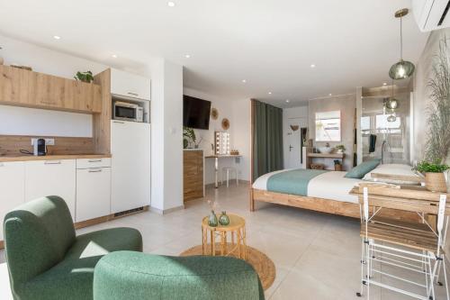 Cet appartement comprend une chambre avec un lit, une cuisine et un salon. dans l'établissement LIBERTY Héliopolis, au Cap d'Agde