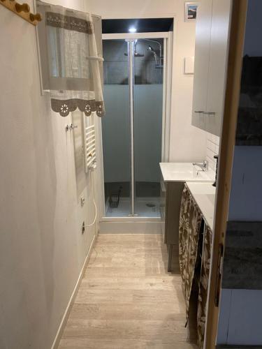 une salle de bain avec douche et lavabo dans l'établissement Grand chalet tout équipé 6 personnes proche des plages du débarquement, à Sommervieu