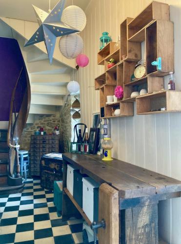 - une cuisine avec un comptoir et un sol en damier dans l'établissement Maison sympa en centre-bourg, à Montebourg