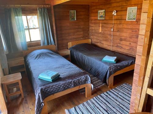 een kamer met 2 bedden in een hut bij Emmaste Teemaja in Emmaste