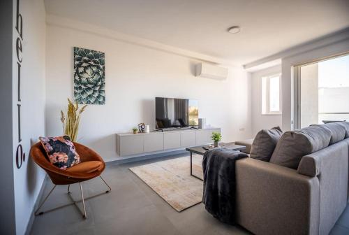 una sala de estar con un sofá y una mesa en LA88 Cityway Apartment 4, en Il-Gżira