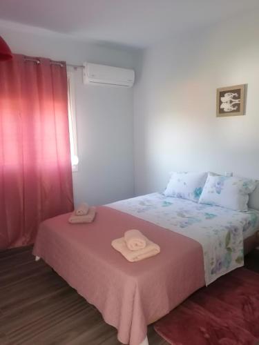 ein Schlafzimmer mit einem Bett mit zwei Hüten darauf in der Unterkunft casaeudokia in Apóllona