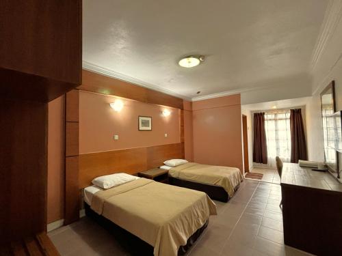 丹那拉打的住宿－Cool Point Hotel，酒店客房设有两张床和窗户。