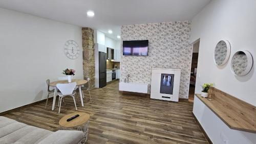 カンガス・デ・モラソにあるCasa Fontaíñaのテレビとテーブルと椅子のあるリビングルーム