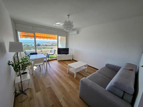 un salon avec un canapé et une table dans l'établissement Antibes studio Vauban dernier étage vue mer, à Antibes