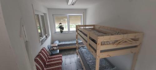 a small room with a bunk bed and a window at Villa Prince, für Handwerker auch langfristig, nähe Ingolstadt in Vohburg an der Donau