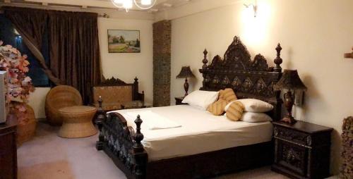 a bedroom with a large bed and a toilet at Undrah Inn Hotel in Rachiāl