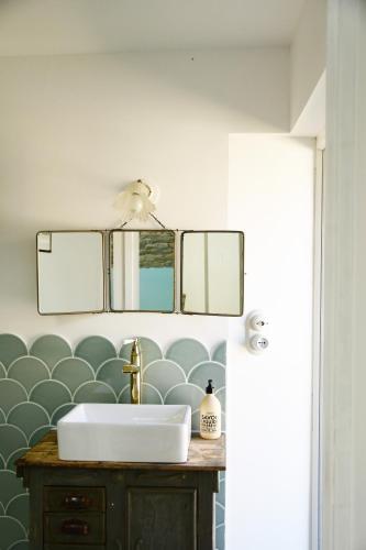 a bathroom with a sink and a mirror at Les Pierres Mont-Saint-Michel in Servon