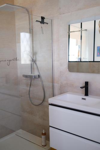une salle de bain avec douche et lavabo dans l'établissement Villa d'exception vue mer avec piscine privée, à Saint-Raphaël