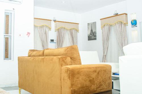 a living room with a couch and a chair at Mannda Villa Apartments in Aja