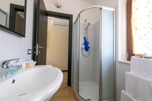 bagno con lavandino e doccia di Il Frantoio a Lapedona