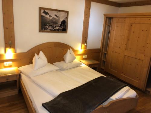 Una cama o camas en una habitación de Residence Burghof