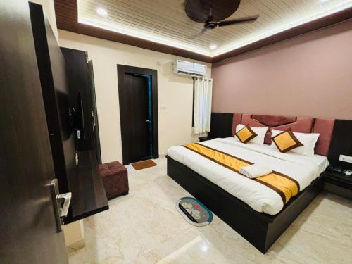a bedroom with a large bed with a ceiling at Goroomgo Hotel Imperial Varanasi - Wonderfull Stay with Family in Varanasi