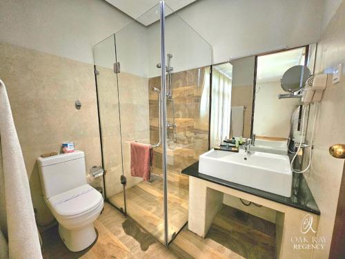 ein Bad mit einem WC, einem Waschbecken und einer Dusche in der Unterkunft Oak Ray Regency in Kandy