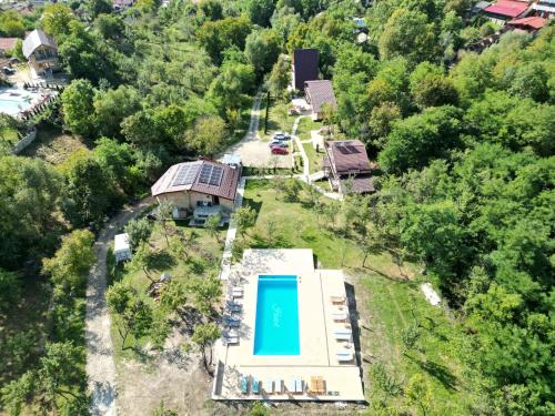 an aerial view of a house with a swimming pool at Complex Turistic Hor'A in Slănic
