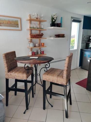 - une table et deux chaises dans la cuisine dans l'établissement Studio Belle Vue, à Clonas-sur-Varèze