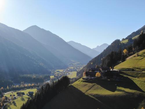 Blick auf ein Tal mit Bergen im Hintergrund in der Unterkunft Ferienwohnungen-Schett in Sankt Veit in Defereggen