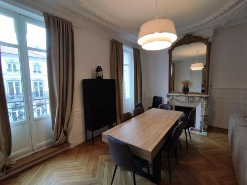 un salon avec une table en bois et un canapé dans l'établissement Logement familial hyper centre, à Nancy