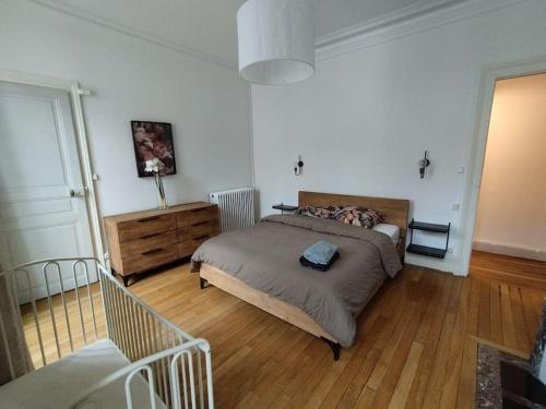 une chambre avec un lit et un parquet dans l'établissement Logement familial hyper centre, à Nancy