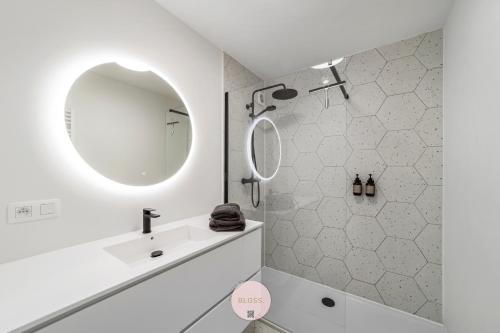 een badkamer met een wastafel en een spiegel bij BLOSS.II in Oostende