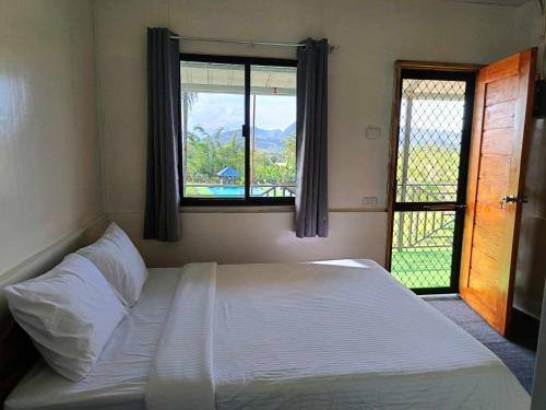 Ένα ή περισσότερα κρεβάτια σε δωμάτιο στο Helens Mountain Resort