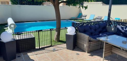 Photo de la galerie de l'établissement Villa avec piscine privée, à Roquemaure