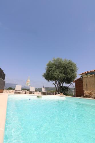 Πισίνα στο ή κοντά στο Gîte de charme avec Piscine dans le Luberon au Domaine Artemiss
