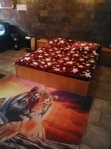 een slaapkamer met een bed met een tijger erop geschilderd bij Vila Barrandov in Praag