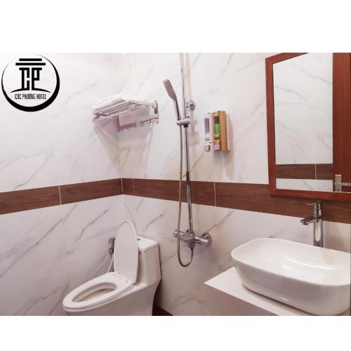 a bathroom with a toilet and a sink at KHÁCH SẠN CÚC PHƯƠNG in Dĩ An