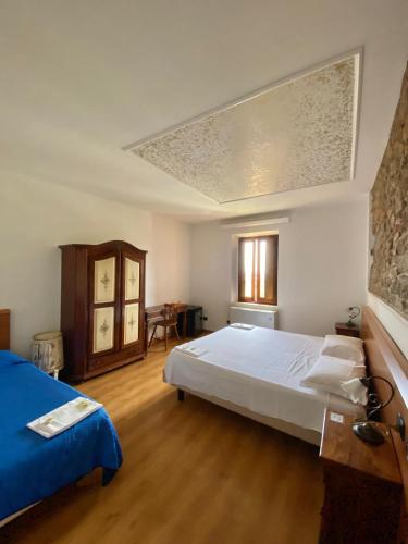 a bedroom with a large bed and a ceiling at Agriturismo La Sorgente di Rossi Valentino in Larciano