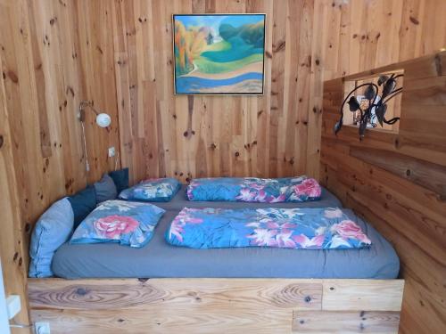 2 Betten in einem Zimmer mit Holzwänden in der Unterkunft B&B Halen in Halen