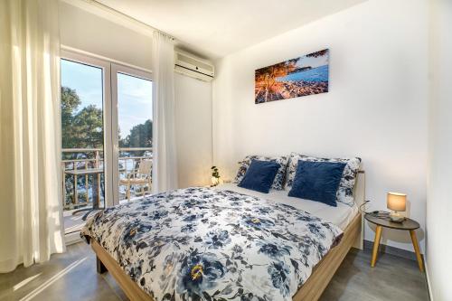 a bedroom with a bed and a large window at EDEN Sea View rooms in Mali Lošinj
