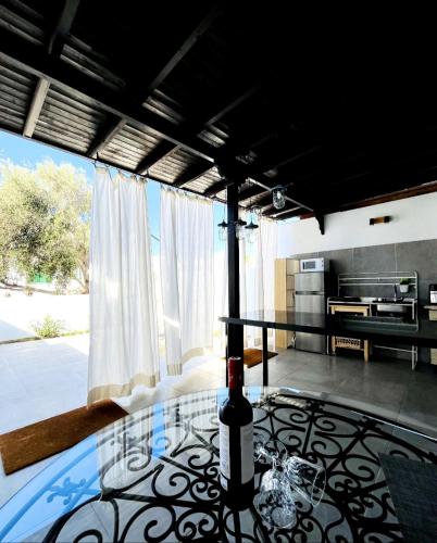 a room with a glass table with a bottle of wine at Céntrico y tranquilo in Costa Teguise