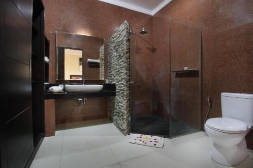 W łazience znajduje się prysznic, umywalka i toaleta. w obiekcie The Taman Ayu w mieście Seminyak