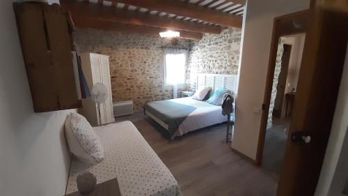 une chambre avec un lit et une chaise dans une pièce dans l'établissement Gite Bussière, à Courthézon