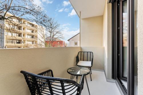 a balcony with two chairs and a table at Stuttgart Lux Living - Stilvolles Wohnen Im Zentrum in Stuttgart