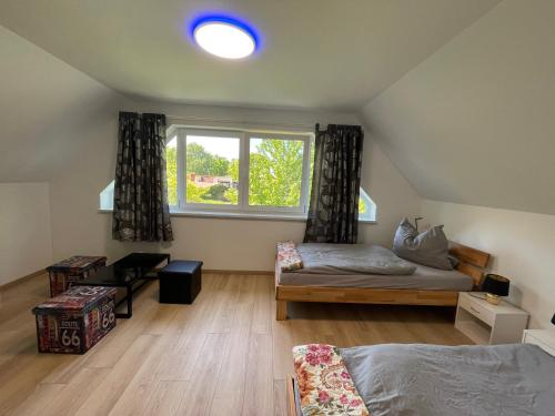 une chambre avec un lit et une fenêtre dans l'établissement Ferienhaus am Gutspark 3, Klausdorf, ca 250 m bis zur Badestelle, à Klausdorf