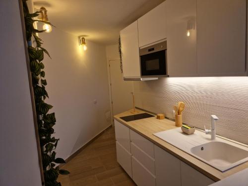 TV a/nebo společenská místnost v ubytování Apartment inside the wave studio B