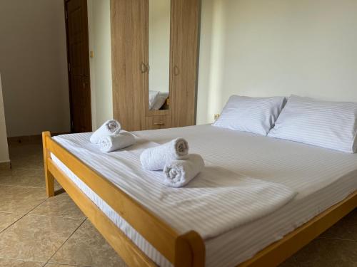 Giường trong phòng chung tại Apartmani Sara