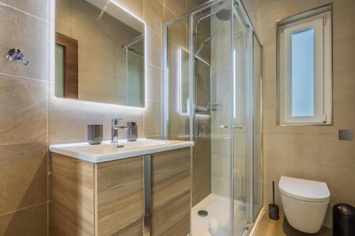 La salle de bains est pourvue d'une douche, d'un lavabo et de toilettes. dans l'établissement Fl7 Thelodge-stunning Views With Spacious Terrace, à Mellieħa