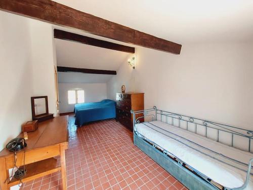 - une chambre avec 2 lits superposés et un lit bleu dans l'établissement Bastide Provencale dans les vignes, au Castellet