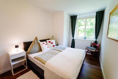 a small bedroom with a bed and a window at Villa Levin - 56qm, bis 4 Personen, free Wifi & parken in Steudnitz