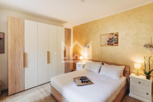 a bedroom with a large white bed in a room at Gold Apartment in Ferrara