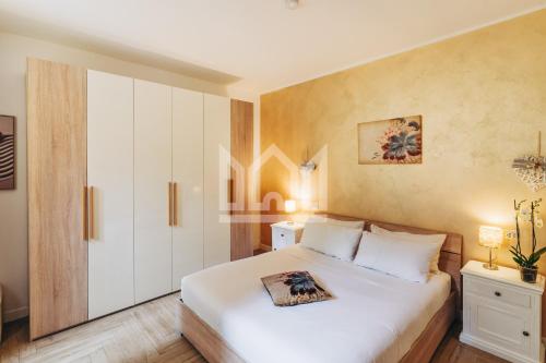 Un dormitorio con una gran cama blanca en una habitación. en Gold Apartment, en Ferrara