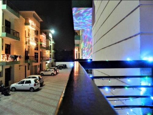 stay inn hotel Chandigarh في Mohāna: منظر من شرفة موقف السيارات في الليل