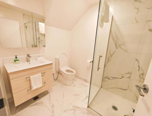 La salle de bains est pourvue d'une douche, de toilettes et d'un lavabo. dans l'établissement Waterloo Located New Modern Style, à Lower Hutt